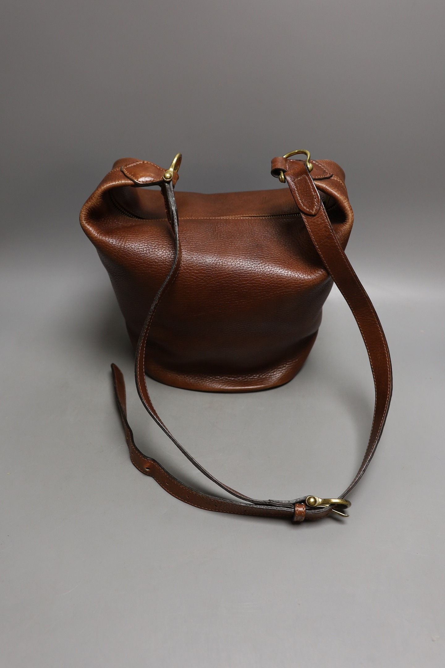 A brown leather Mulberry bucket bag - serial number 621330